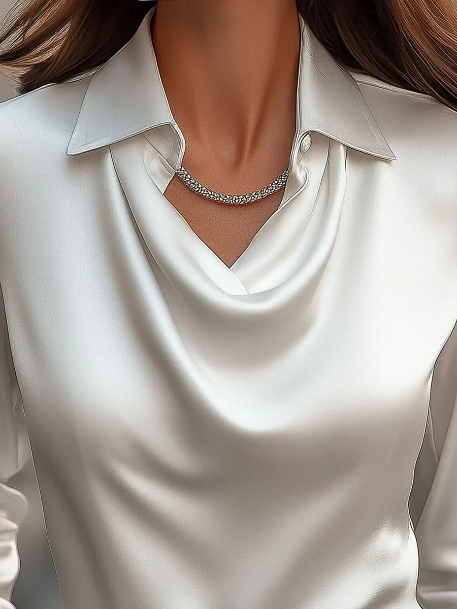 Phoebe | Elegante blusa de satén blanco con escote drapeado