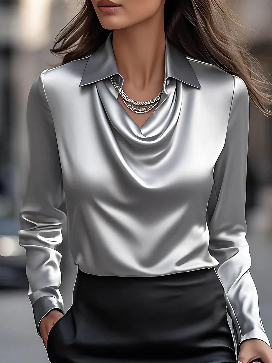 Phoebe | Elegante blusa de satén blanco con escote drapeado