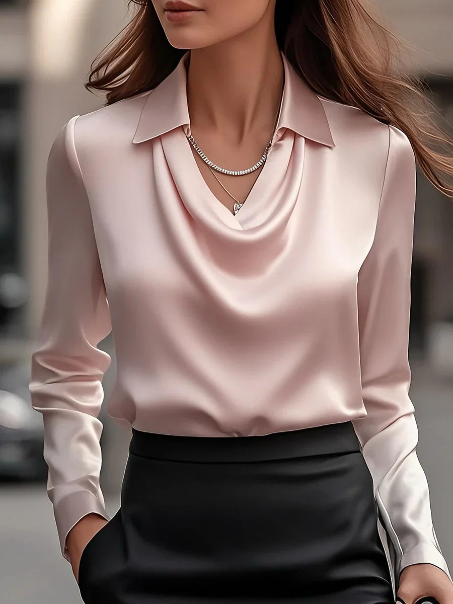 Phoebe | Elegante blusa de satén blanco con escote drapeado